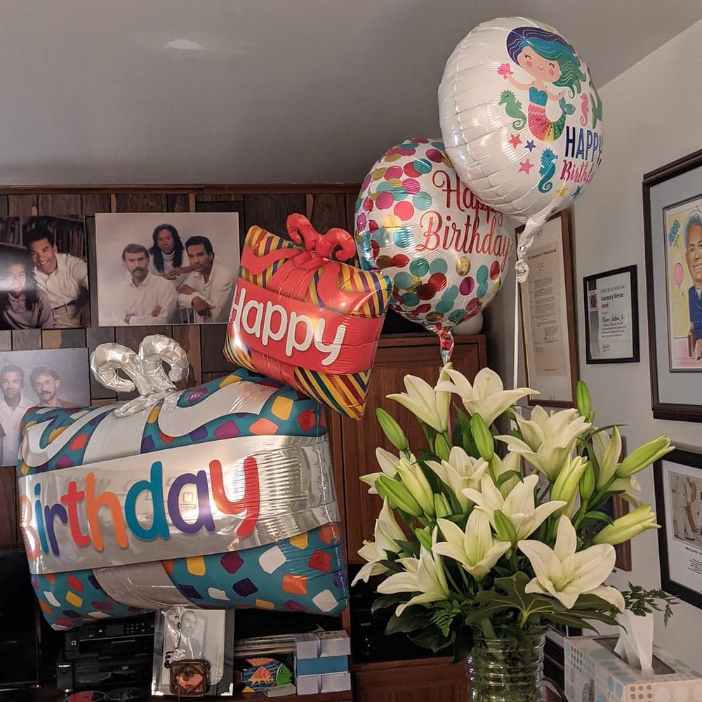 Folga sharlar «Happy Birthday» va gullar