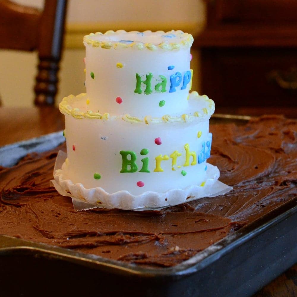 Ikki qavatli tort «Happy Birthday»