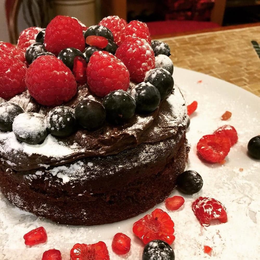 Shokoladli tort rezavorlar bilan, 1.5 kg