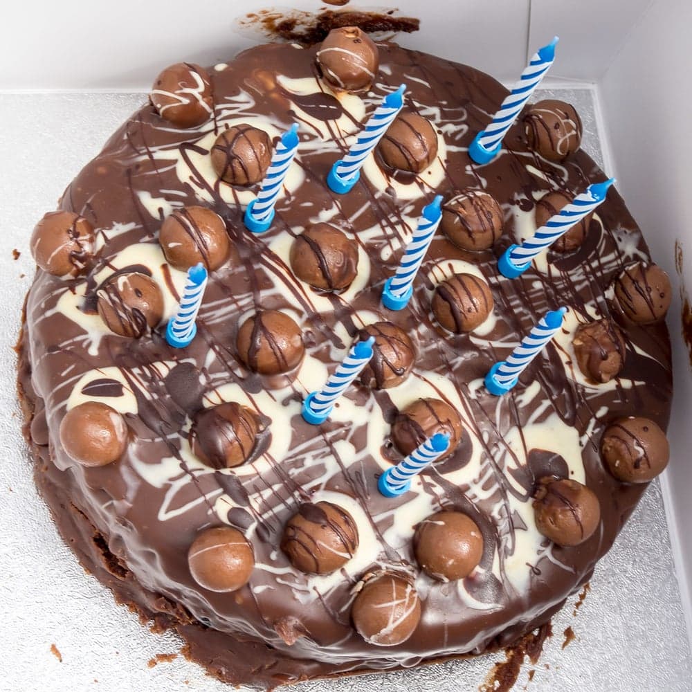 Shokoladli tort shamlar bilan, 1.5 kg